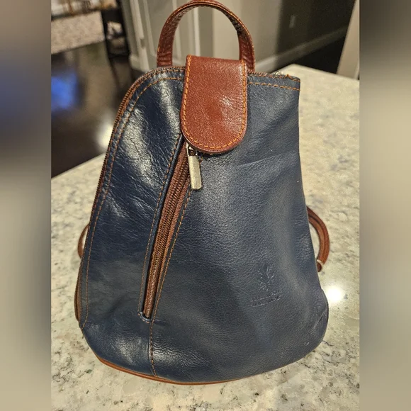 Ladies Small Vera Pelle Navy Blue Leather Backpack Shoulder Bag - Picture 1 of 13